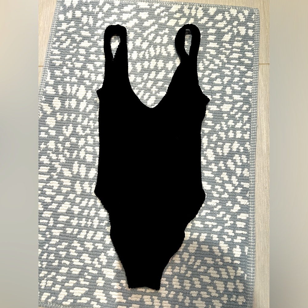 Hunza G Crinkle Onepiece in Black.